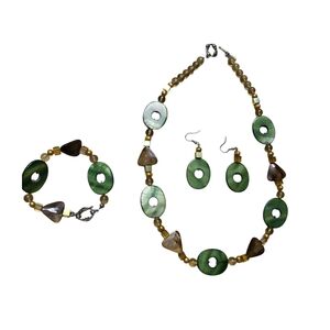 NWOT Beautif Green and Brown Beaded Jewelry Set ( Necklace, Bracelet,  earrings)